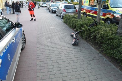 Wypadek na hulajnodze w centrum miasta. Dwoje dzieci rannych [ZDJĘCIA]