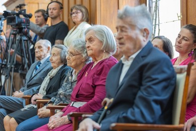 Pierwsi stuletni mieszkańcy z „bransoletkami życia” [ZDJĘCIA] 